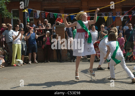 Kinder tanzen um ein Mai Pol Petersham Dorffest Richmond Surrey UK. Middle Class white Anglo saxon Großbritannien. 2011 2010 s Stockfoto