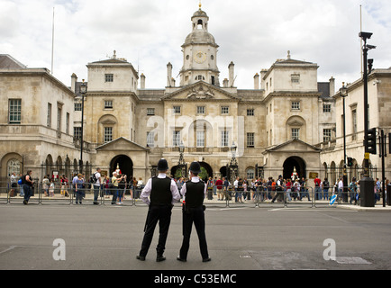 Zwei Metropolitan Police Officers on Duty außerhalb Horse Guards in London. Stockfoto