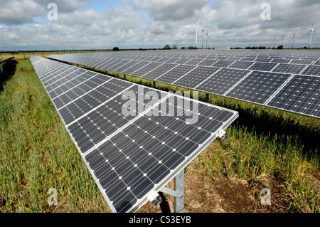 UKs erste solar Kraftwerk im Bau Fen in der Nähe von Louth Lincolnshire und Ecotricity Wind Farm hinter Stockfoto