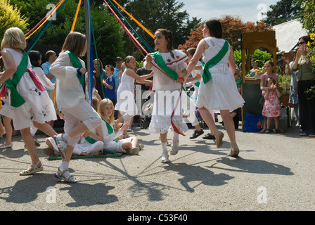 Maypole Dancing Großbritannien. Kinder tanzen um ein May Pole Petersham Dorf Fete Richmond Surrey UK. Multiethnisches Großbritannien.2011 2010er HOMER SYKES Stockfoto