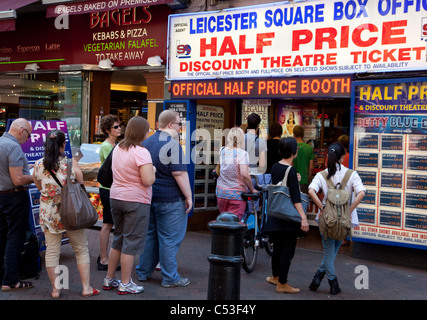 Warteschlange für halben Preis Theater Tickets, Leicester Square, London Stockfoto