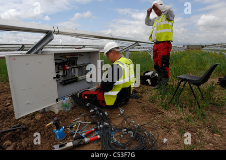 UKs erste solar Kraftwerk im Bau Fen in der Nähe von Louth Lincolnshire und Ecotricity Wind Farm hinter Stockfoto