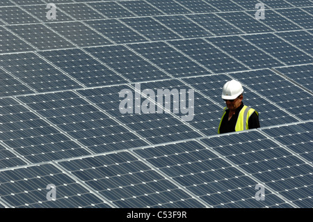 UKs erste solar Kraftwerk im Bau Fen in der Nähe von Louth Lincolnshire und Ecotricity Wind Farm hinter Stockfoto