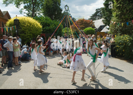 Maibaum-Kinder tanzen um einen Maibaum, Petersham Village Fete Richmond Surrey UK. 2011 2010s HOMER SYKES Stockfoto