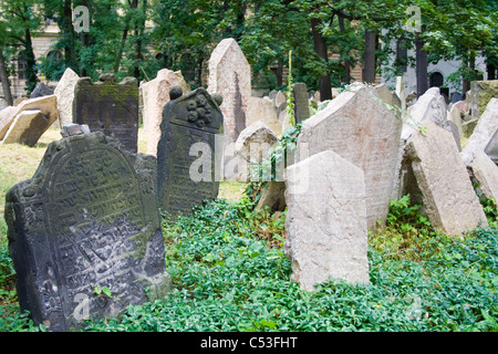 Grabsteine auf dem jüdischen Friedhof in Prag, Josefov, Tschechische Republik, Europa Stockfoto