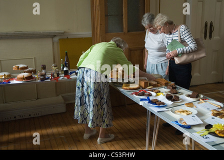 Hausgemachte Kuchen Wettbewerb UK. Sommerfest des Dorfes. Drei ältere Frauen überprüfen die Qualität der Kuchen. Sie sind die Richter. Petersham Richmond 2011 2010er Jahre, Großbritannien HOMER SYKES Stockfoto