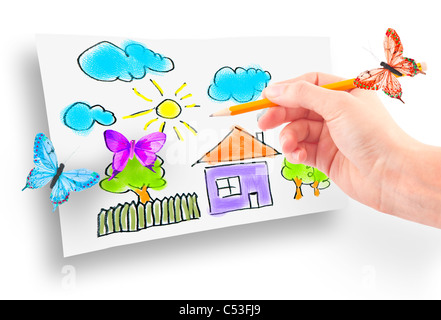 Zarte Frauenhand mit Bleistift und Pinsel zeichnen das Traumhaus auf einem weißen Blatt Papier Stockfoto