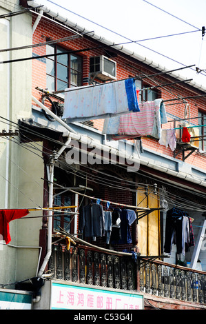 Waschen hängen zum Trocknen im alten Shanghai Stockfoto