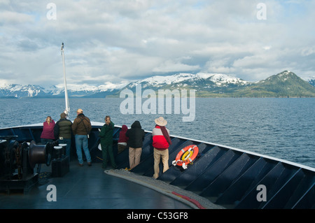 Passagiere auf der M/V Aurora suchen Wildtiere in den Prince William Sound während des Transports zu Cordova, Alaska, Frühling Stockfoto