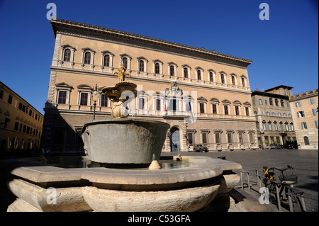 Italien, Rom, Piazza Farnese, Brunnen und Palazzo Farnese Stockfoto