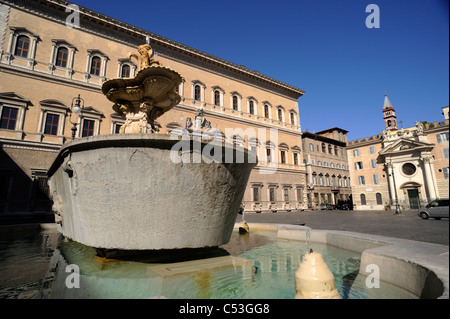 Italien, Rom, Piazza Farnese, Brunnen und Palazzo Farnese Stockfoto