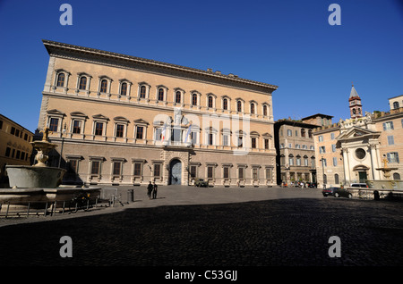 Italien, Rom, Piazza Farnese, Palazzo Farnese Stockfoto