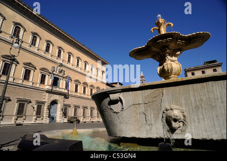 Italien, Rom, Piazza Farnese, Palazzo Farnese und Brunnen Stockfoto