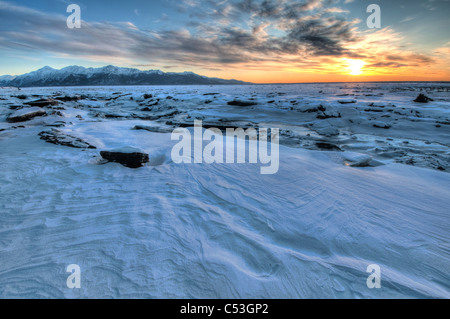 Sonnenuntergang vom Wind verwehten Schnee und Eis, Anchorage Coastal Wildlife Refuge, Soutcentral Alaska, Winter, HDR Stockfoto