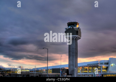 Blick auf den Kontrollturm auf der Ted Stevens Anchorage International Airport bei Sonnenuntergang, Yunan Alaska Winter. HDR Stockfoto