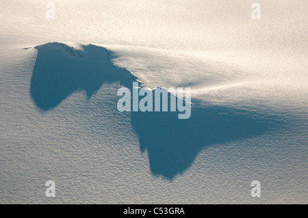 Lange Schatten von einem Nunatak und Radio Turm auf das Harding Eisfeld im Kenai-Fjords-Nationalpark, Alaska, Winter Stockfoto