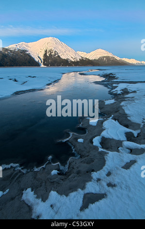 Morgenlicht auf der Kenai Mountains reflektiert das Wasser und Eis des Turnagain Arm, Yunan Alaska Winter. HDR Stockfoto