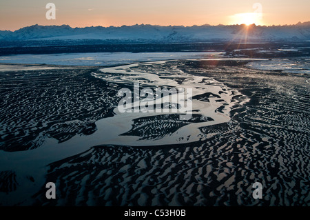 Aerial Abend Blick auf den Chakachatna River und Wattflächen des Cook Inlet mit den Sonnenuntergang hinter der Alaska Range, Alaska Stockfoto