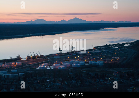 Aerial Abend Blick auf den Hafen von Anchorage mit Mount Foraker, Mt. Hunter und Mt. McKinley im Hintergrund, Alaska, Winter Stockfoto