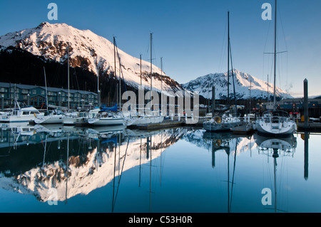 Morgen Blick auf der Seward kleinen Bootshafen mit Marathon Mountain und Mount Benson im Hintergrund, Halbinsel Kenai, Alaska Stockfoto