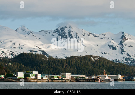 Am Stadtrand von Cordova aus M/V Aurora zeigen Sie an, wie es in den Orca Inlet, Prince William Sound, Alaska, Frühling zieht Stockfoto