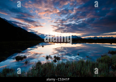 Morgenhimmel Nachdenken über einen Teich in der Nähe von Copper River Highway außerhalb von Cordova, Alaska Yunan, Frühling. HDR Stockfoto