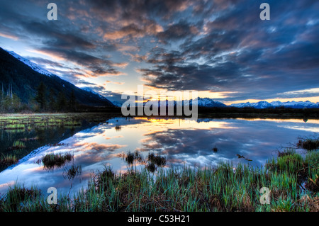 Morgenhimmel Nachdenken über einen Teich in der Nähe von Copper River Highway außerhalb von Cordova, Alaska Yunan, Frühling. HDR Stockfoto