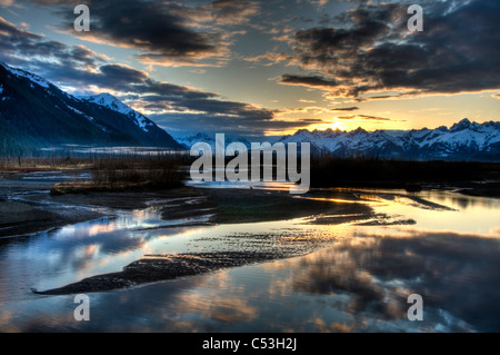 Morgenlicht über die Chugach Berge spiegelt sich in den geflochtenen Scott-Fluss im Chugach National Forest, Alaska, Frühling, HDR Stockfoto