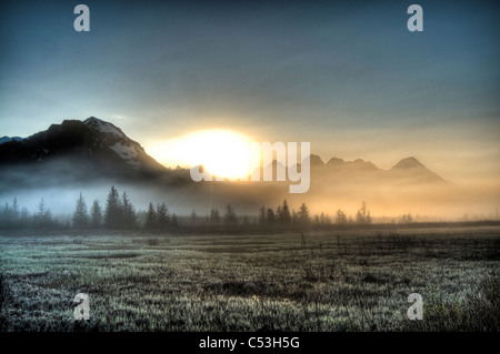 Morgennebel hängt auf dem Boden in der Nähe von Copper River Highway, Sonnenaufgang, Chugach Mountains, Chugach National Forest, Alaska Stockfoto