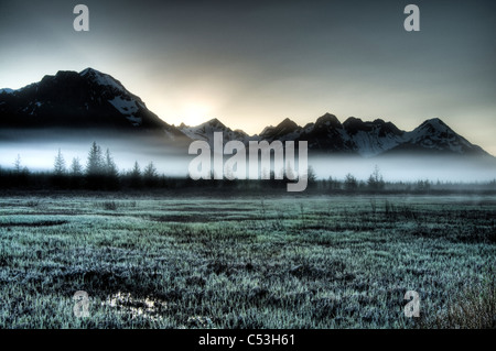 Morgennebel hängt auf dem Boden in der Nähe von Copper River Highway, Sonnenaufgang, Chugach Mountains, Chugach National Forest, Alaska Stockfoto