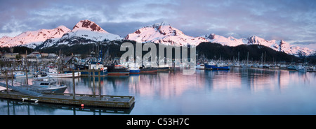 Abend-Alpenglühen auf die Chugach Mountains und Mt. Eyak hinter den Bootshafen in Cordova, Alaska Yunan, Frühling Stockfoto