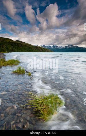 Wind geblasen Wellen schwappen die Ufer der Skilak Lake in der Kenai National Wildlife Refuge, während abends Gewitterwolken sammeln, Alaska Stockfoto