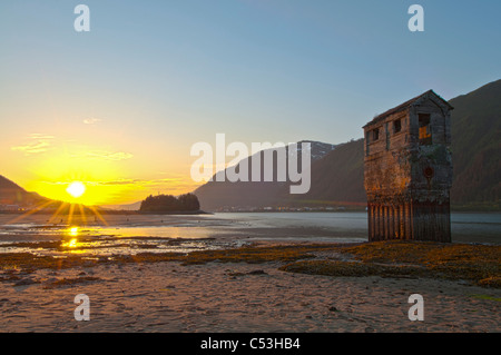 Blick auf eine alte Placer Mining-Operation auf dem Ufer von Douglas Island bei Sonnenuntergang, gegenüber von Juneau, Alaska, HDR. Stockfoto