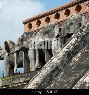 Elefantenstatuen im Wat Chedi Luang, Chiang Mai, Thailand Stockfoto