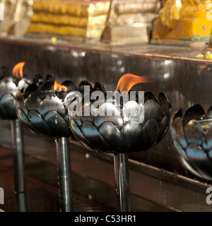 Nahaufnahme der Öl-Lampen brennen mit Wat Phrathat Doi Suthep, Chiang Mai, Thailand Stockfoto