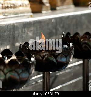 Nahaufnahme der Öl-Lampen brennen mit Wat Phrathat Doi Suthep, Chiang Mai, Thailand Stockfoto