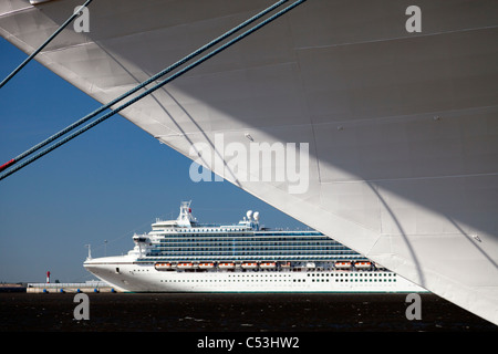 Zwei Kreuzfahrtschiffe II - Azura und Emerald Princess - vertäut am Sankt Petersburg, Russland Stockfoto