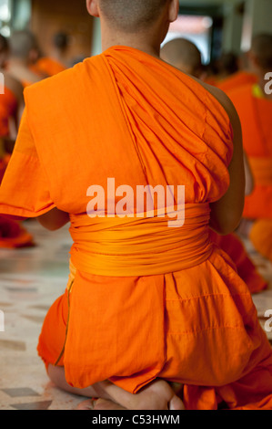 Neuling Mönche beten am Wat Sri Soda, Chiang Mai, Thailand Stockfoto