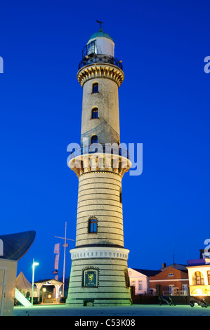 Leuchtturm in der Abenddämmerung, Warnemünde, Mecklenburg-Western Pomerania, Deutschland, Europa Stockfoto