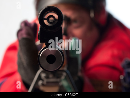 Schütze und Waffe. Full bore Gewehr NRA Stil Bauchlage Scheibenschießen Stockfoto