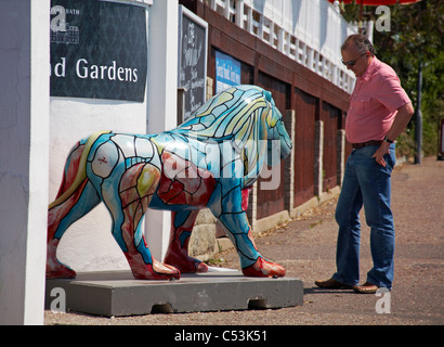 Oscar Löwen Skulpturen Teil des Stolzes in Bournemouth Lion Display zeigt ein Meter hohen Löwe in der Öffentlichkeit im Juli Stockfoto