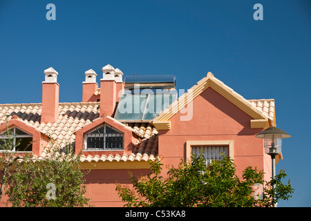 Solare Wasser-Heizungen auf einem Hausdach in Sanlucar La Mayor in Andalusien, Spanien. Stockfoto