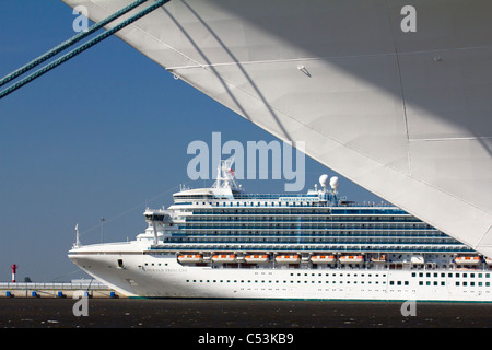 Zwei Kreuzfahrtschiffe - Azura und Emerald Princess - vertäut am Sankt Petersburg Stockfoto