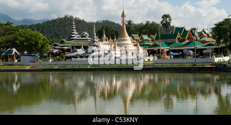 Reflexion des Tempels Wat Chong Kham in Wasser, Mae Hong Son, Thailand Stockfoto