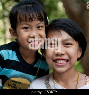 Porträt von zwei Mädchen lächelnd, Thailand Stockfoto