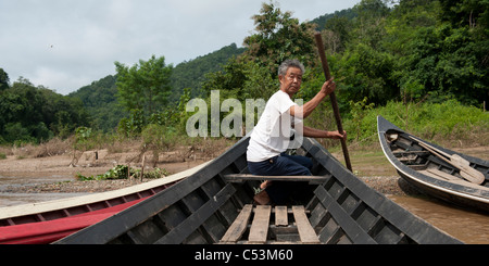 Mann ein Ruderboot im Fluss, Thailand Stockfoto