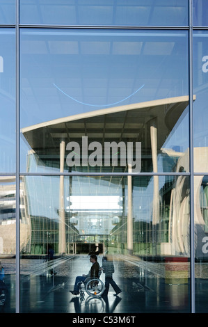 Paul-Loebe-Haus bauen mit Reflexion das Marie-Elisabeth-Lueders-Haus bauen, Regierungsviertel, Berlin, Deutschland Stockfoto