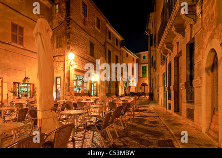 Straßencafé in das Bergdorf Fornalutx durch Nacht, Mallorca, Spanien, Europa Stockfoto