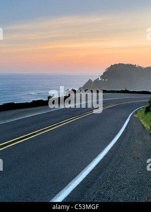 Straße nach Heceta Leuchtturm bei Sonnenaufgang. Oregon Stockfoto