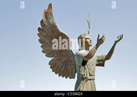 "Angel of Hope und Messenger of Peace" Kunst Skulptur auf dem Malecon in Puerto Vallarta von Künstler Hector Manuel Montes Garcia. Stockfoto